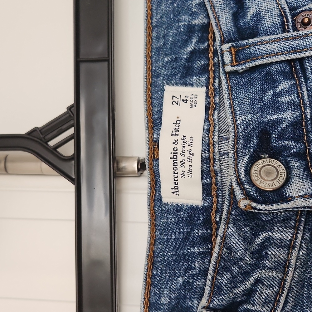 Never been Worn Abercrombie & Fitch Medium Blue Denim Jeans - Picture 3 of 3